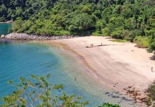 Refúgio surpreendente: praia no RJ tem águas aquecidas o ano todo por usina nuclear; conheça