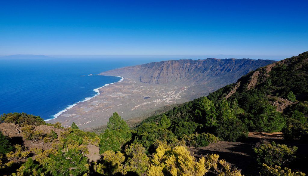 É uma ilha pioneira na sustentabilidade, sendo quase 100% autossuficiente através da combinação de energia eólica e hídrica.