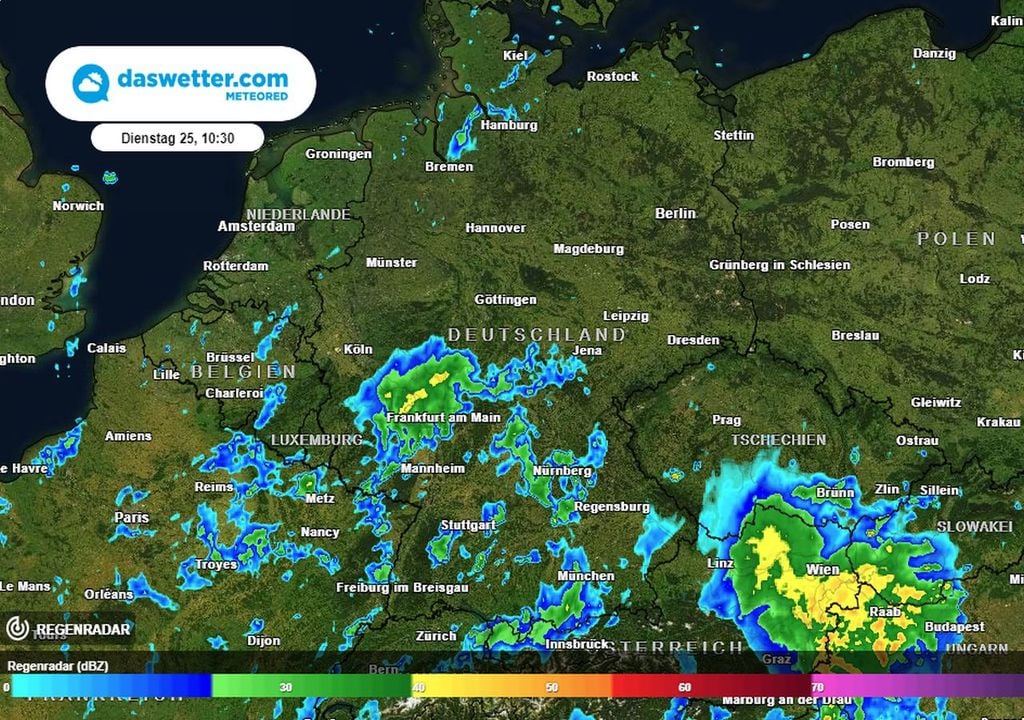 Heute zieht ein kräftiges Starkregenband einmal quer über Deutschland hinweg.