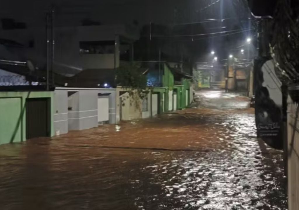 Chuva forte alagou bairros de Itabira nesta segunda-feira (23) — Foto: Redes sociais