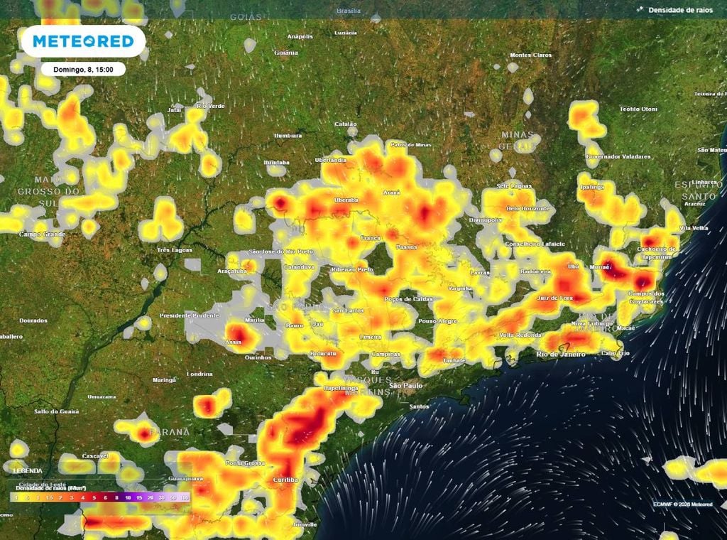 Previsão de densidade de raios (descargas elétricas) para o domingo (8) à tarde (15h), segundo o modelo europeu ECMWF, mostrando as áreas com chances de ocorrência de tempestades.
