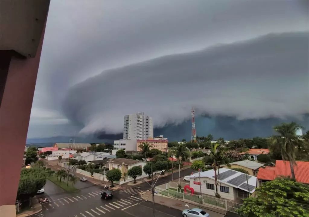 Na foto, uma “shelf cloud” (do inglês, “nuvem prateleira") em Dois Vizinhos, no Paraná, formação característica de tempo severo. Créditos: Tamara Antunes/Reprodução/Jornal ND.