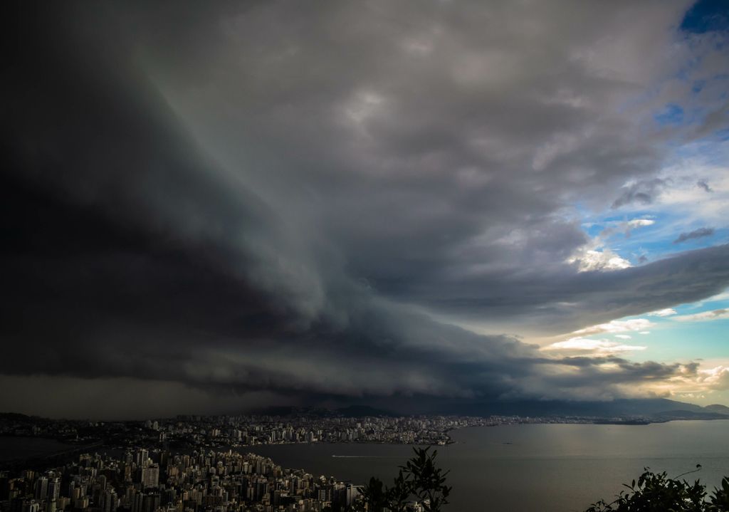 Nuvem de tempestade avança sobre Florianópolis/SC.
