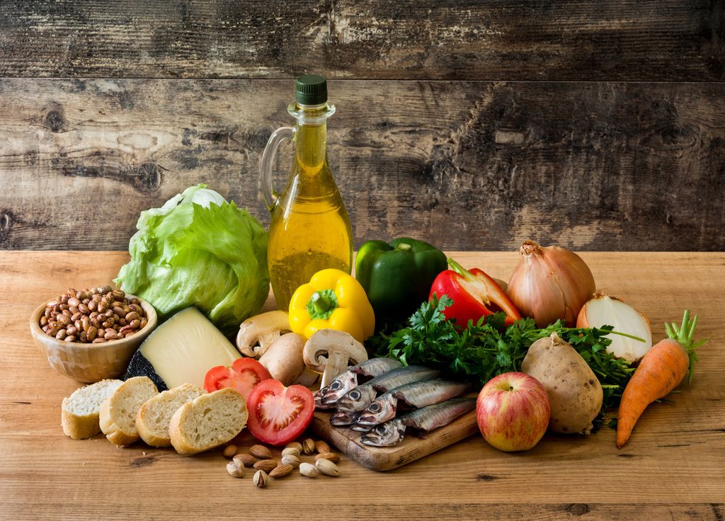 Une alimentation suivant le régime méditerranéen favorise par exemple la consommation de nombreux fruits et légumes, de préférence de saison. Une alimentation suivant le régime méditerranéen favorise par exemple la consommation de nombreux fruits et légumes, de préférence de saison.