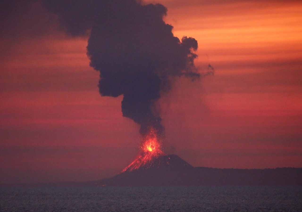 El volcán Anak Krakatoa de Indonesia entra en erupción y arroja un enorme penacho de cenizas. Fotografia: Kim Kyung-Hoon
