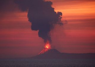 Volcán Anak Krakatoa expulsa columna de cenizas de más 2500 metros de alto