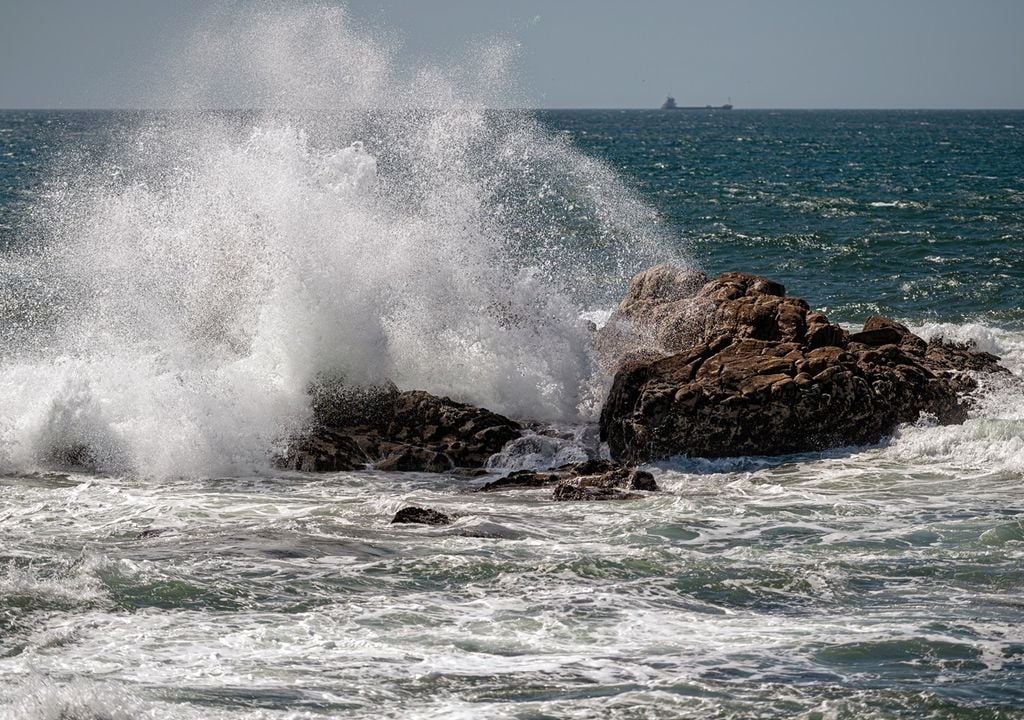 Olas rompiendo en los roqueríos