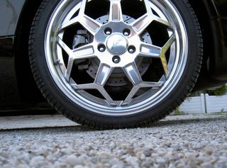 Reifenabrieb im Rhein: Unsichtbare Gefahr durch Mikroplastik nimmt zu – ökologisches Gleichgewicht bedroht