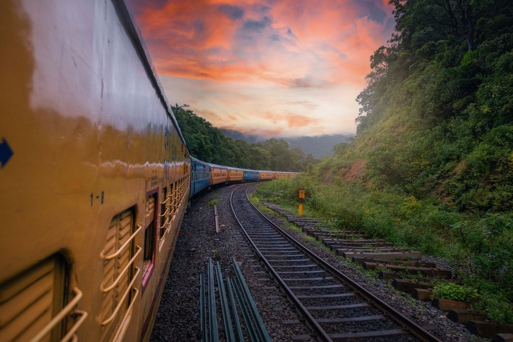 Zug Indien Zugfahren mit Aussicht: Blick in den Regenwald im Bundesstaat Goa. Foto: Oleksii Hlembotskyi/Adobe Stock