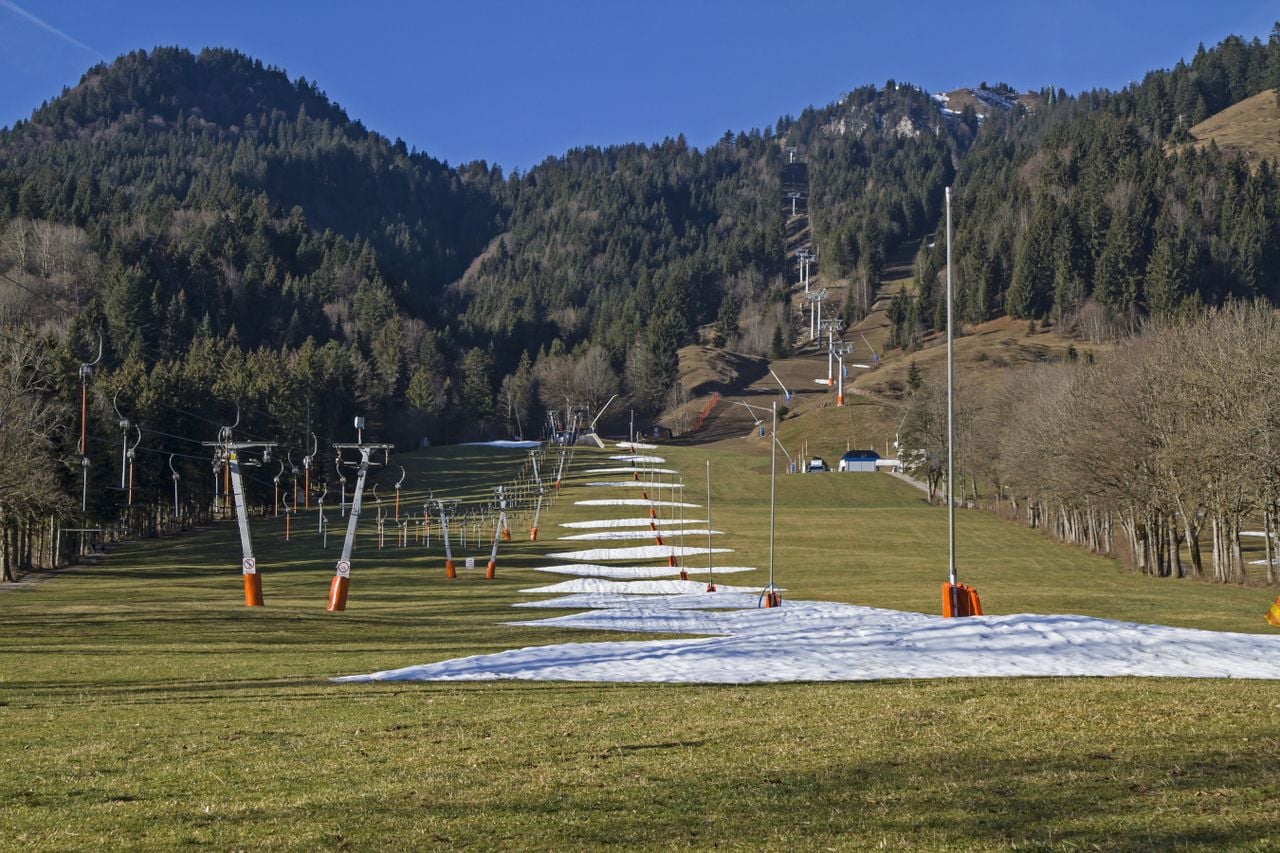 Keine leichten Zeiten für Wintersportfreunde: In vielen Skigebieten taut der Schnee aufgrund der milden Luft.