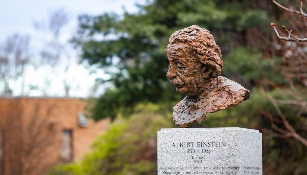 Albert Einstein è considerato una delle menti più brillanti e geniali di tutti i tempi. Ancora oggi le sue teorie e le sue scoperte sono fondamentali e alla base dello sviluppo scientifico e tecnologico moderno.