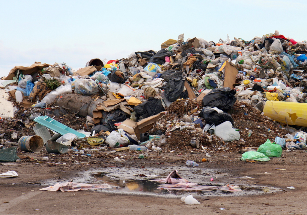 Montañas de residuos se acumulan en rellenos sanitarios en Chile.