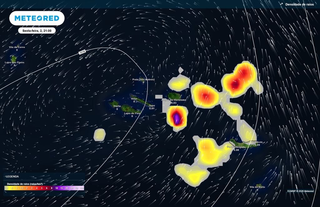 O ECMWF sinaliza atividade elétrica junto às ilhas durante a noite de sexta-feira, com maior expressão nas proximidades do Grupo Central.