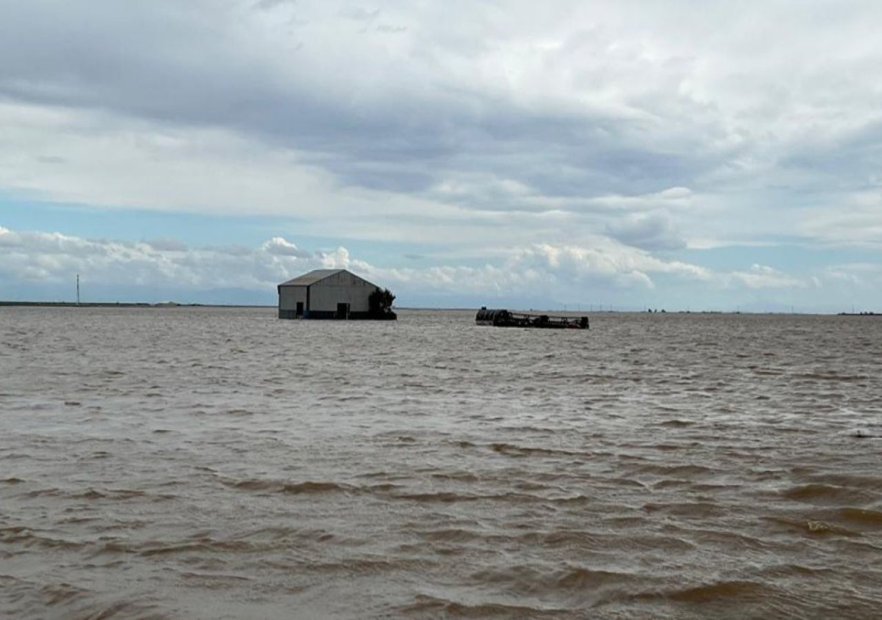 Luego de una temporada récord de precipitaciones, el lago Tulare, que se había secado hace más de un siglo, regresa y pone en problemas a una de las principales cuencas agropecuarias de Estados Unidos.