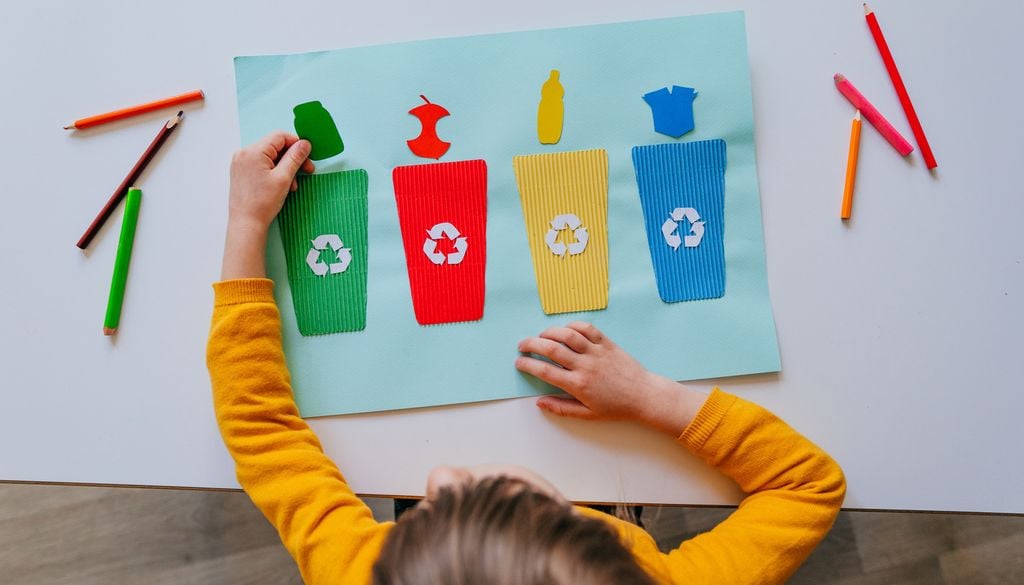 Tri sélectif enfant école feutre dessin Privilégiez des goûters faits maison ou peu emballés pour éviter les déchets.