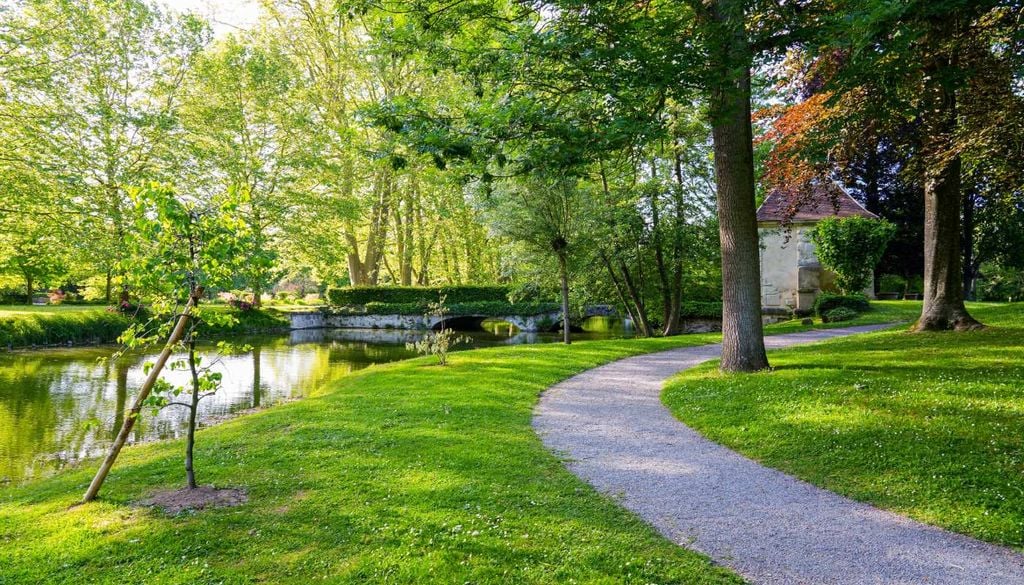 Cidades verdes Uma cidade pensada para a biodiversidade cria espaço para as pessoas e para a vida selvagem coexistirem, tornando o ambiente urbano mais resiliente e saudável.