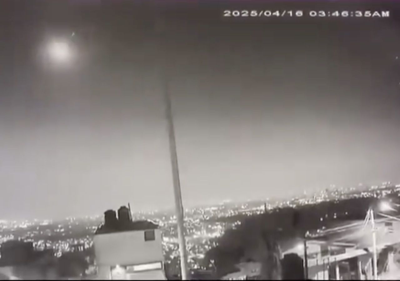 Un destello cruzó el cielo del Centro del país durante la madrugada del miércoles 16 de abril, posteriormente vino un gran estruendo. Imagen de redes sociales / captura de UNAM Global revista