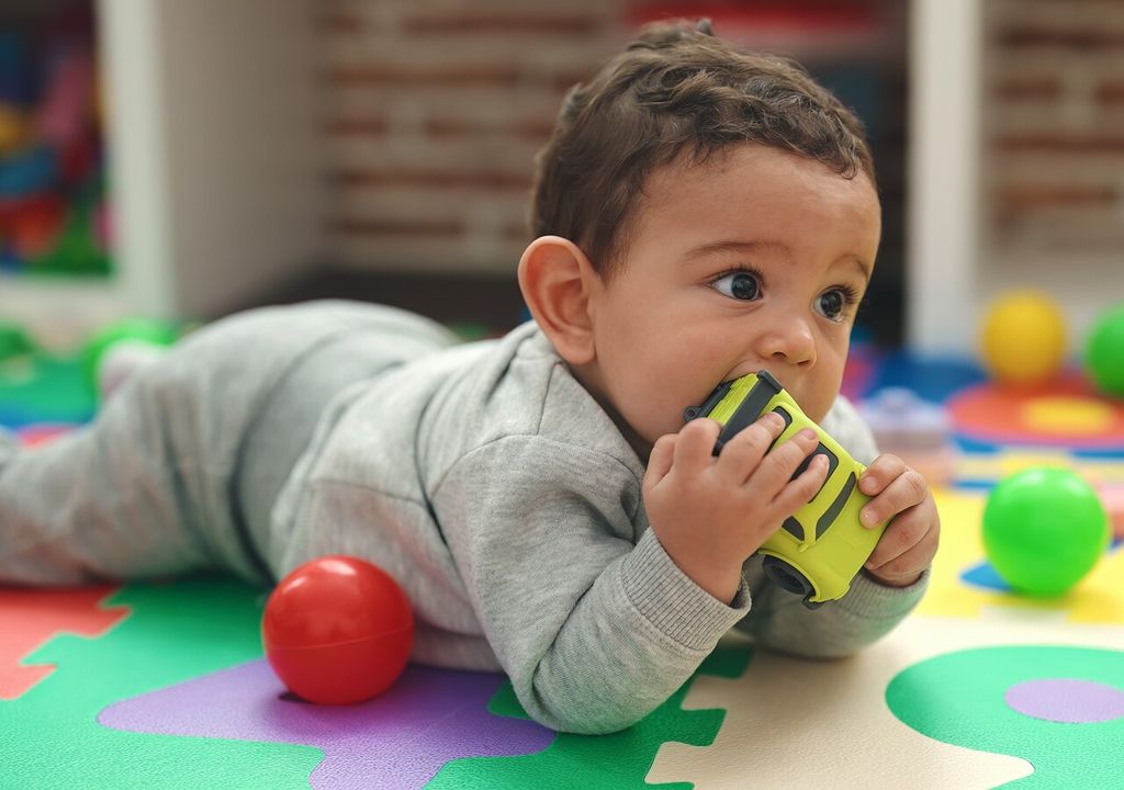 bebe jugando