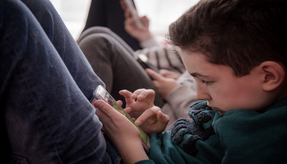 Les enfants, premières victimes de l'addiction aux réseaux sociaux. Les enfants, premières victimes de l'addiction aux réseaux sociaux.