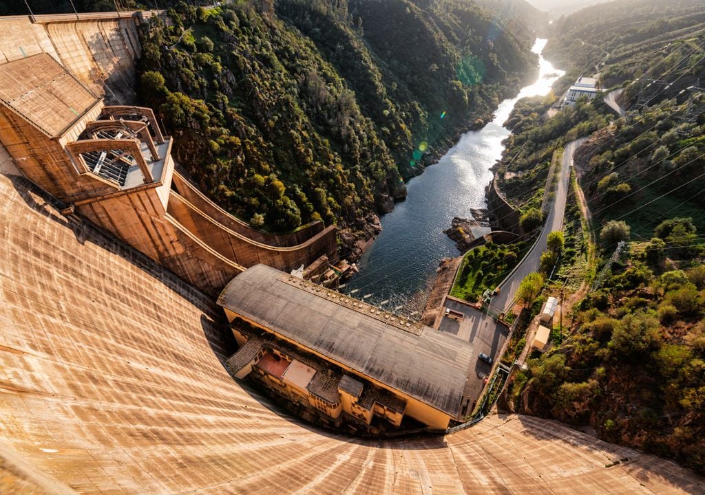 A Barragem de Castelo de Bode integra a bacia hidrográfica do Tejo, que terminou julho com 81,3% de armazenamento, acima da média do mês. A nível nacional, as reservas desceram para 82% da capacidade monitorizada.