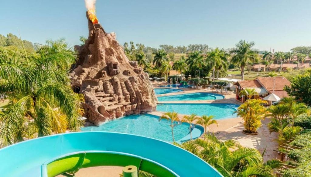Resort fazenda no interior de São Paulo tem piscina de águas quentes dentro de um vulcão. Crédito: Divulgação.