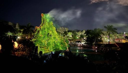Resort no interior de SP atrai turistas com piscina de &aacute;guas quentes dentro de um vulc&atilde;o