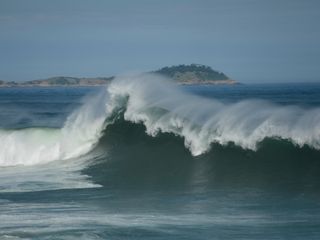 Ressaca atinge grande parte do litoral leste do Brasil