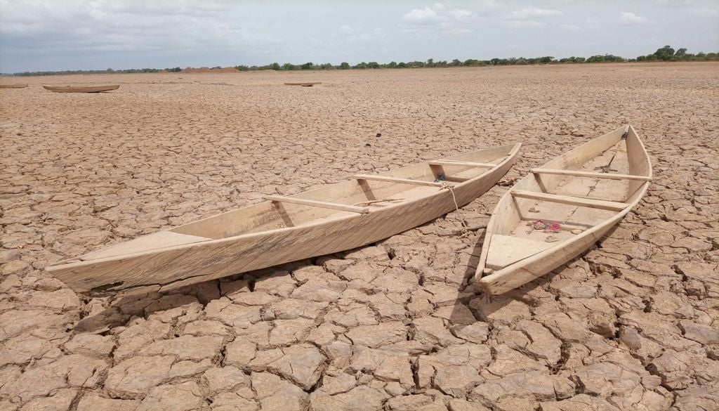 Suelos erosión Los suelos empobrecidos aumentan la erosión por efecto del viento y permiten un mayor calentamiento del aire circundante en episodios de olas de calor.