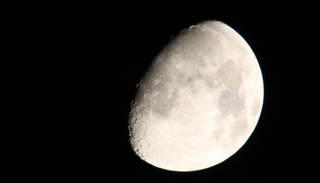 Aunque la Luna no emite luz propia, refleja la radiación solar y puede iluminar el cielo nocturno lo suficiente como para ocultar los meteoros más débiles de las Oriónidas.