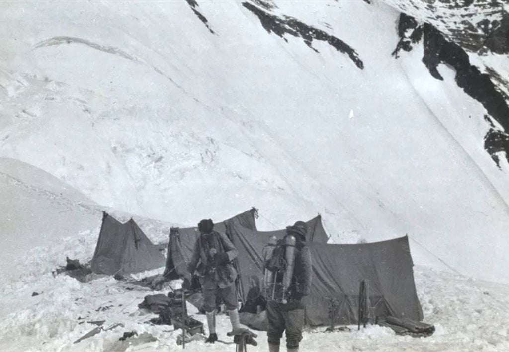 George Mallory (à esquerda) e Sandy Irvine (à direita)