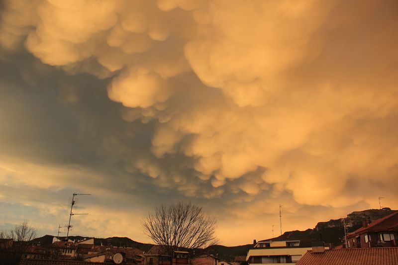3ª Posición: Una "bandada" de mammatus cruzó sobre el pueblo de Oscar Sánchez Roa, Toloño Picchu