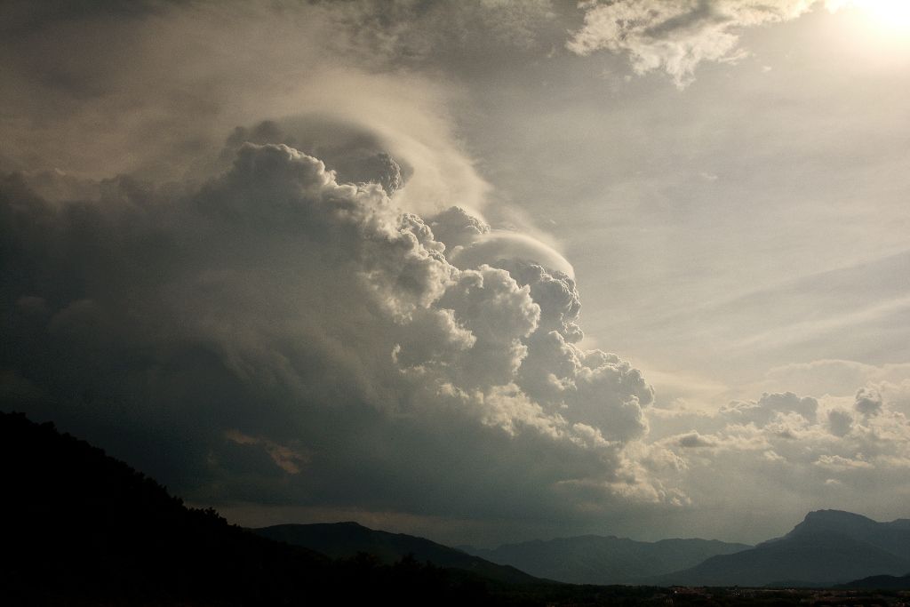 7º Puesto: Cumulonimbus con pileus de Ramón Calvet i Falgueras.