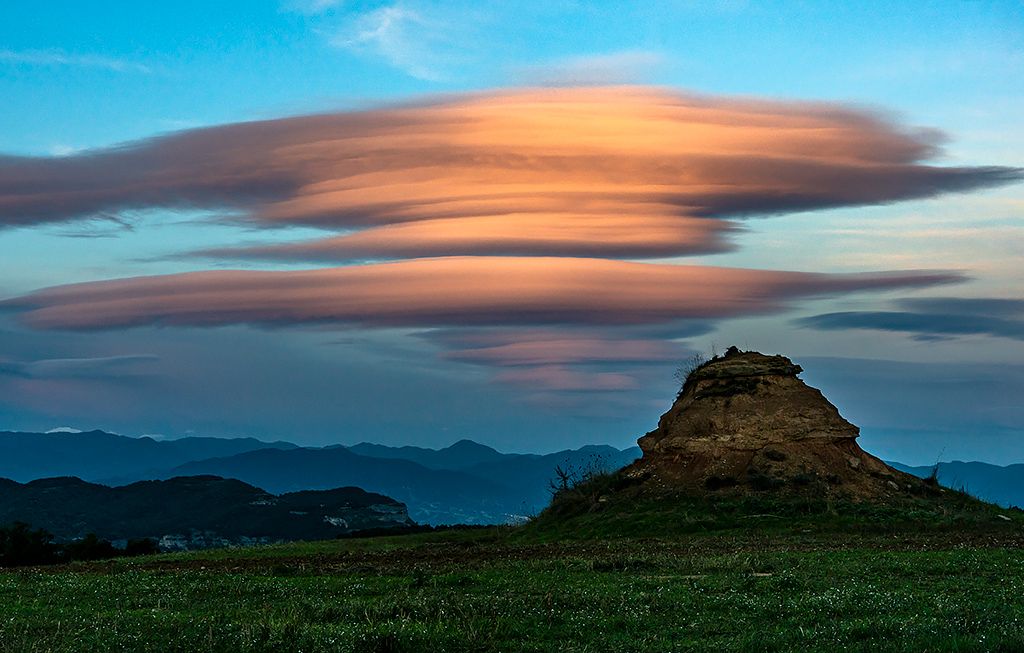 Sexto Puesto: Lenticulares al atardecer SEXTO PUESTO: "Lenticulares al atardecer", de Emili Vilamala Benito Sant Bartomeu del Grau (Barcelona), 30 de octubre de 2018