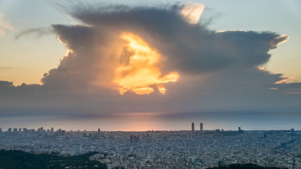 Noveno Puesto: Entre dos nubes NOVENO PUESTO: "Entre dos nubes", de Alfons Puertas Castro 16 de noviembre de 2018 desde el observatorio Fabra de Barcelona