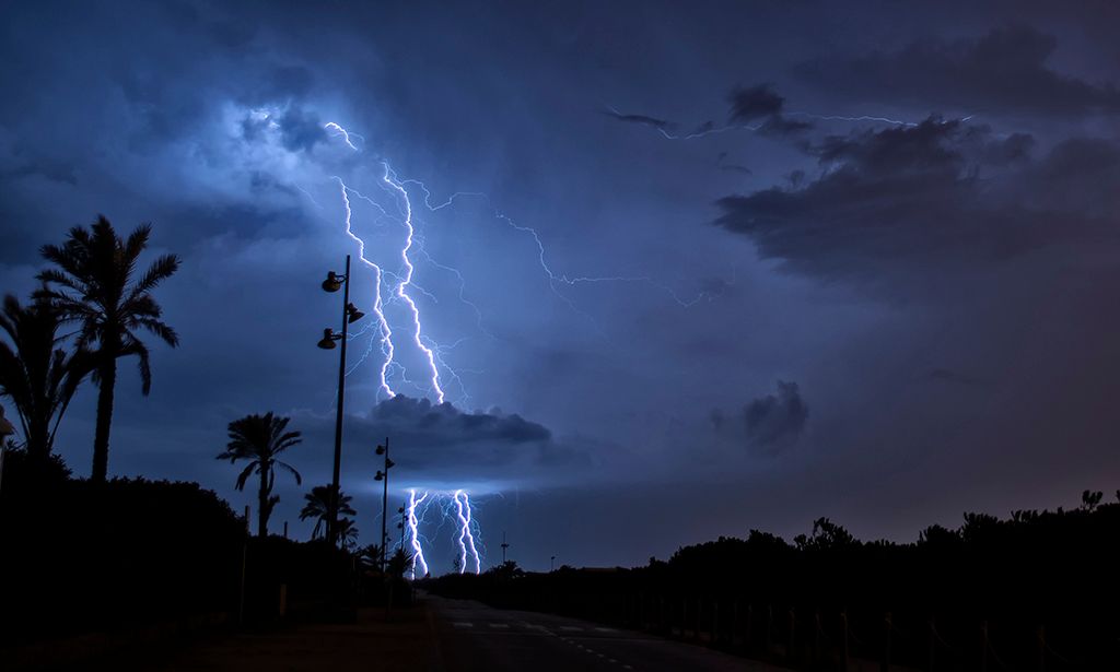 Foto 4.- Cuarto Puesto: "Rayo doble en el Prat de Llobregat”, de MeteoSAB "Rayo doble en el Prat de Llobregat”, de MeteoSAB