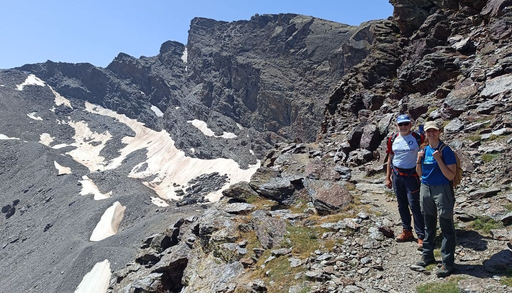 Corral del Veleta Los investigadores del proyecto REBECA, J. Ignacio García Plazaola y June Hidalgo, en el camino que conduce hasta el Corral del Veleta (detrás a sus espaldas). Foto de José Miguel Viñas