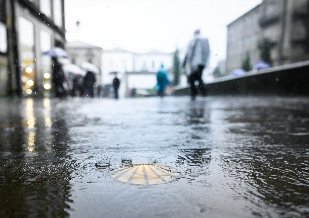 calle con gotas de lluvia