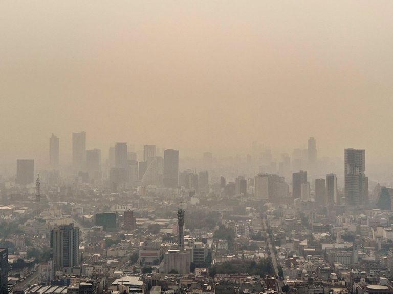 Vista de Ciudad de México con visibilidad reducida por contaminantes Vista de Ciudad de México con visibilidad reducida por contaminantes