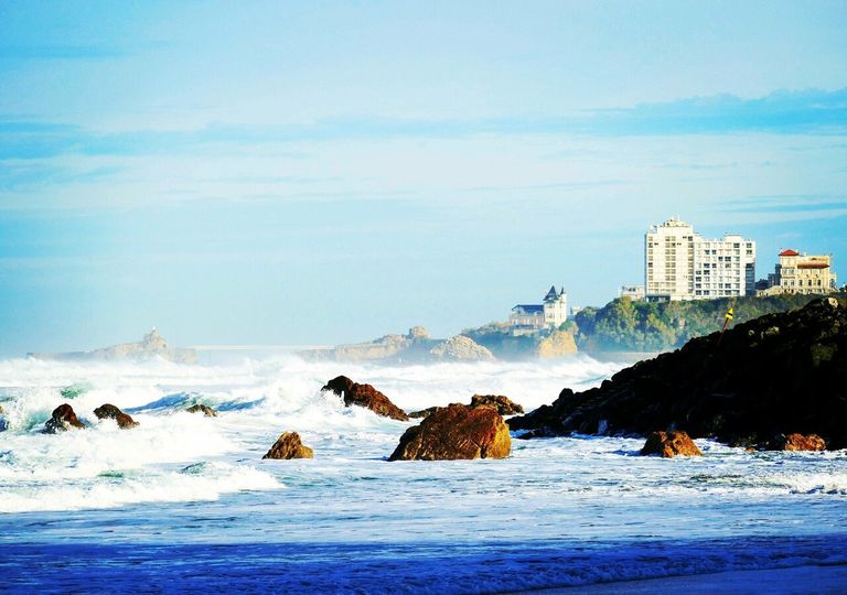 Le week-end devrait être ensoleillé à Biarritz. Le week-end devrait être ensoleillé à Biarritz.