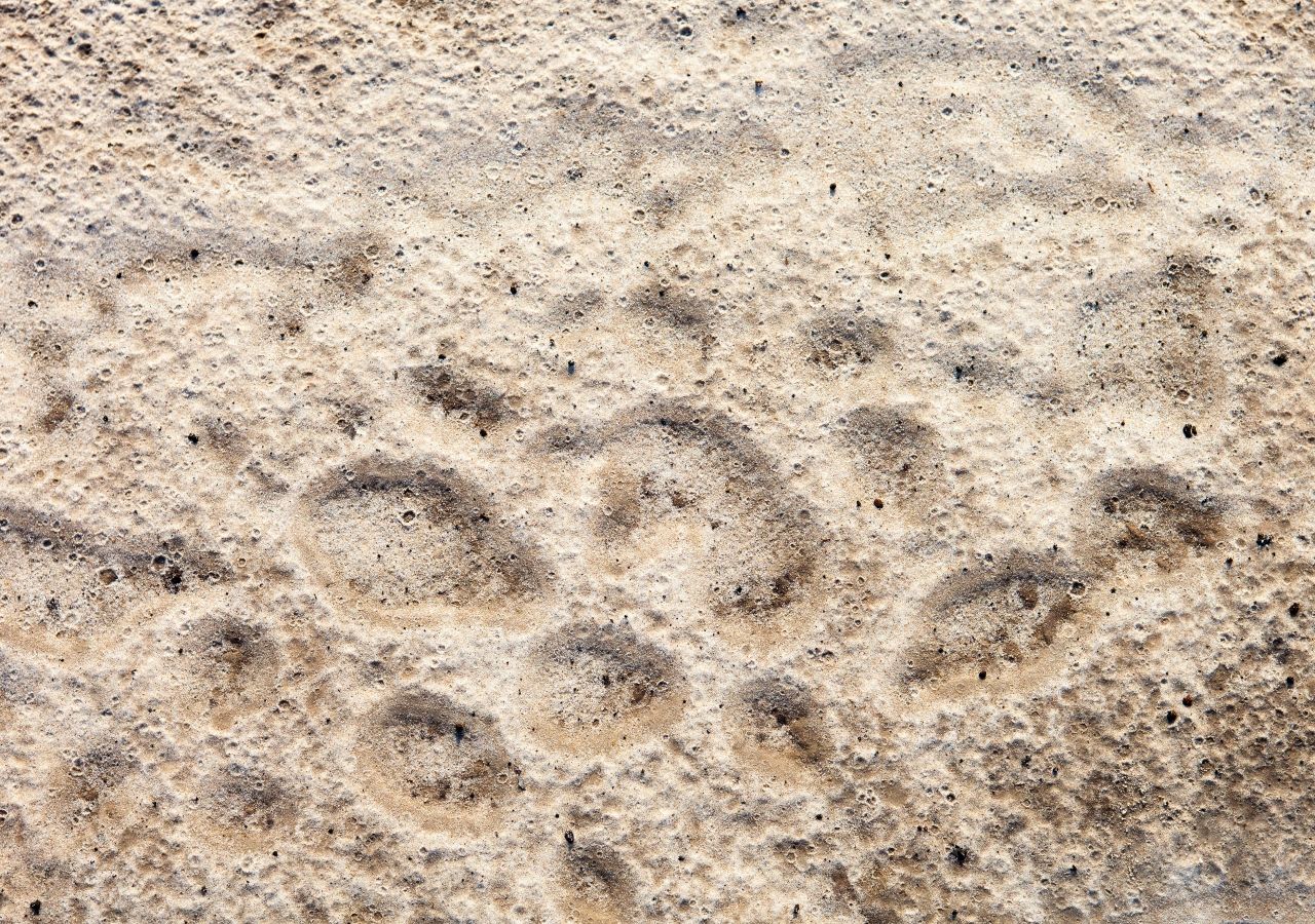 A ciência pôs em evidência as minúsculas bolas de areia que rolam pela encosta como pequenas versões de bolas de neve.
