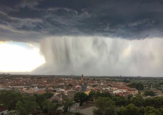Los reventones húmedos azotan el este de España: vientos de 100 km/h y graves daños que hoy se podrían repetir