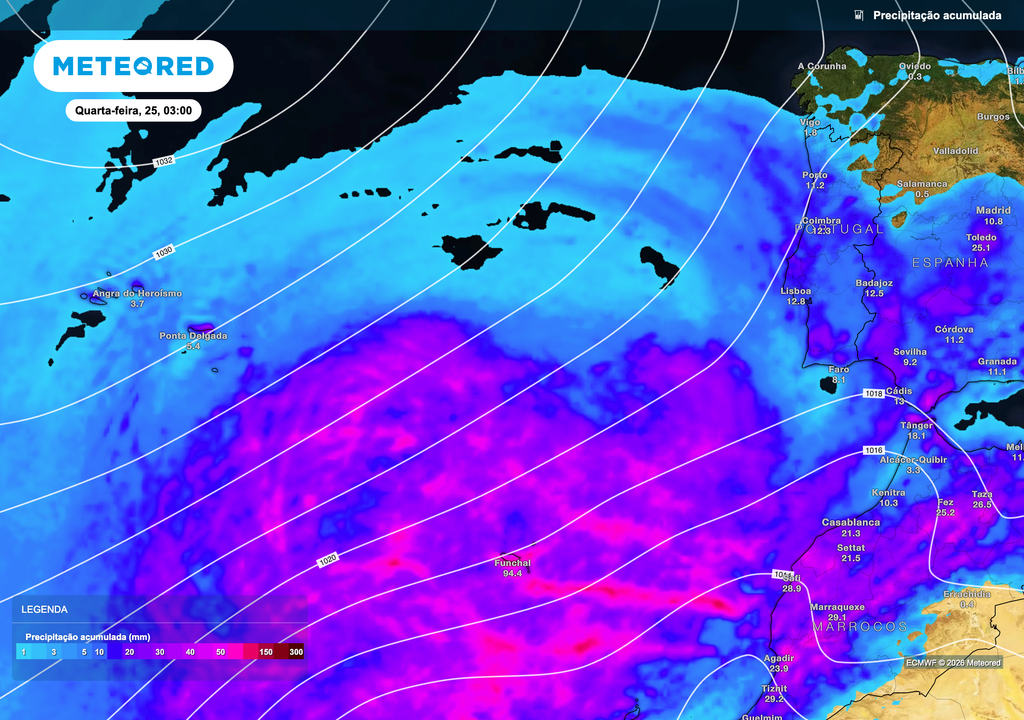 Precipitação acumulada prevista até à madrugada de 25 de março mostra uma distribuição irregular da chuva em Portugal, com maiores valores no interior Centro e Sul e menor expressão no litoral Norte e Centro, em linha com um padrão de instabilidade pouco persistente.