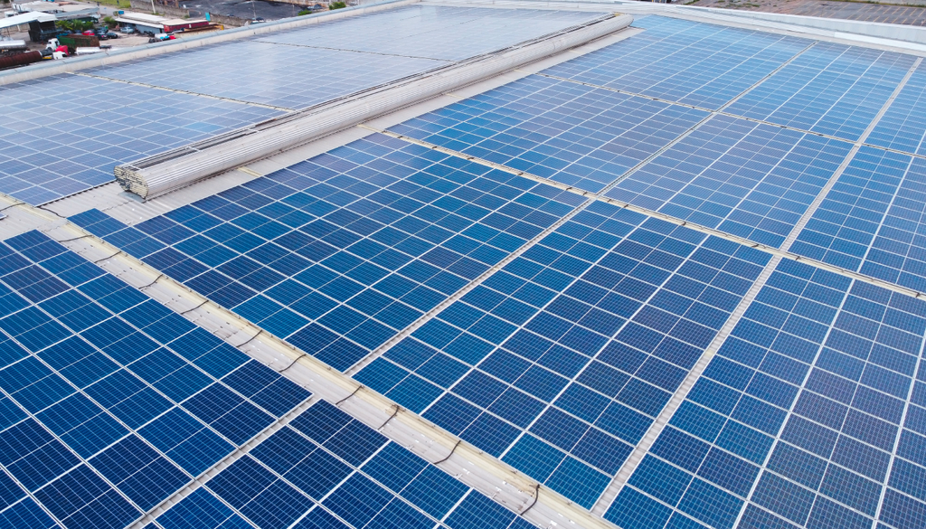 A China superou historicamente os EUA em energia solar instalada, mas utiliza fábricas movidas a carvão para produzir esses painéis.