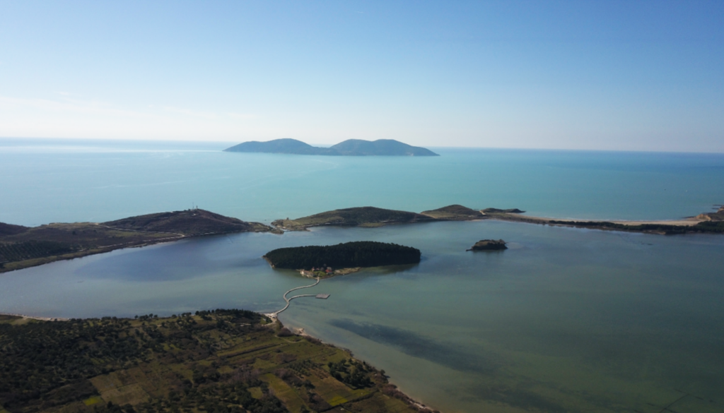 humedal; ecosistemas; area protegida; amenazada; desarrollo turistico; protesta; ambiental; Albania En Vjosa-Narta, la combinación de lagunas, marismas, dunas y salinas crea uno de los paisajes costeros más extensos y mejor conservados del Adriático oriental. Imagen tomada del sitio web de la PPNEA.