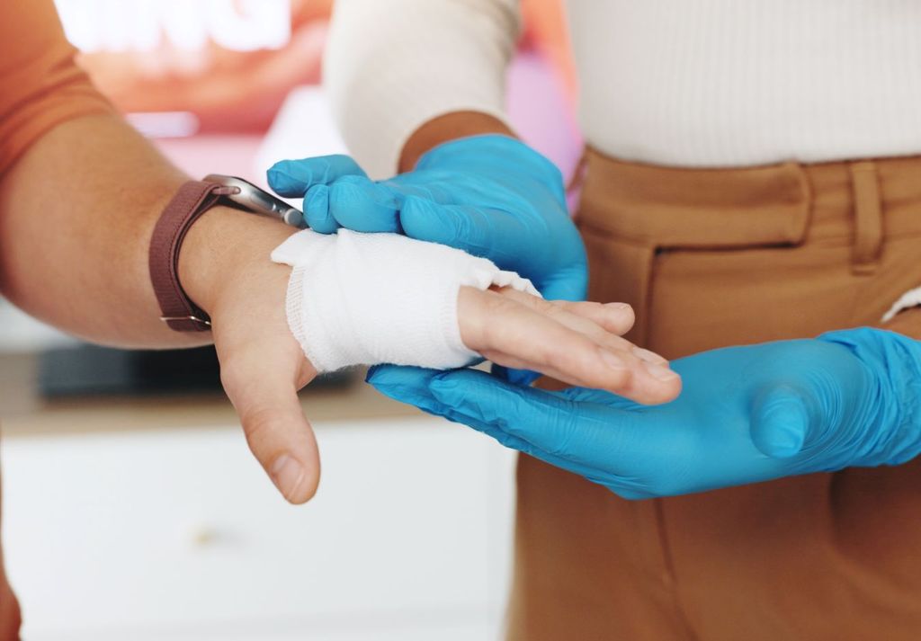 El sangrado es la principal causa de muerte potencialmente sobre vivible en los primeros minutos u horas después de una lesión grave.