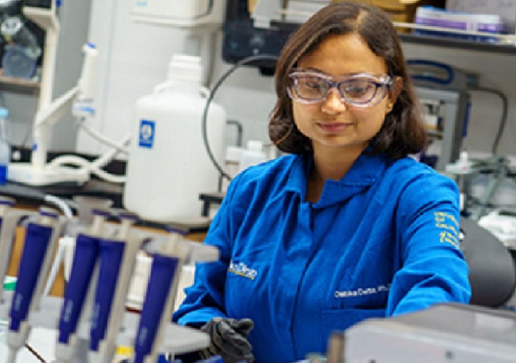 Debika Datta, chercheuse post-doctorante en nanoingénierie à l'UCSD, prépare un échantillon de matériau vivant. Photo : David Baillot