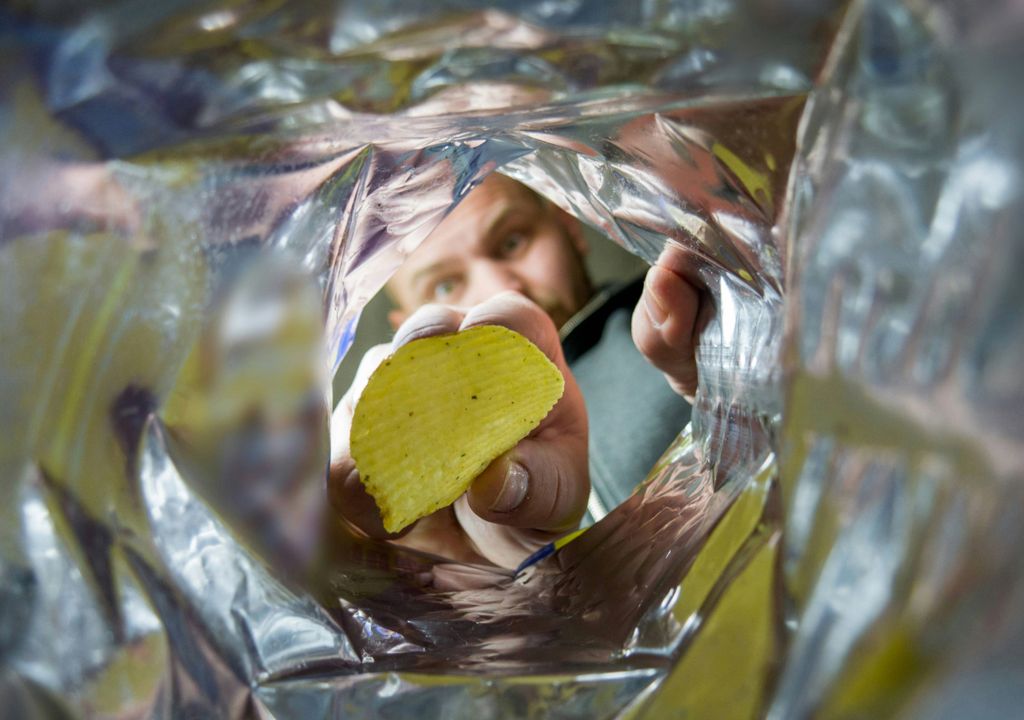 Saviez-vous que les paquets de chips peuvent mettre jusqu'à 80 ans pour se décomposer ? Photo par Bermix Studio sur Unsplash.