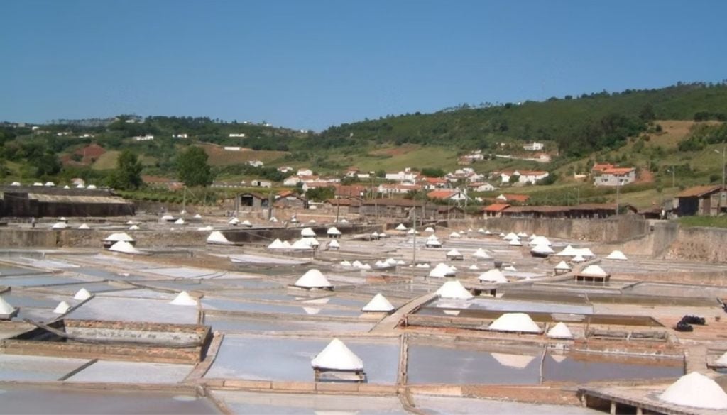 Com 8 km, a caminhada pelas salinas de Rio Maior convida a descobrir uma das paisagens mais singulares do Parque Natural das Serras de Aire e Candeeiros. Foto: Salinas de Rio Maior/ corklands.pt/