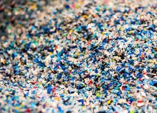 Ricercatori di Waterloo trasformano rifiuti di plastica in aceto utilizzando la luce solare