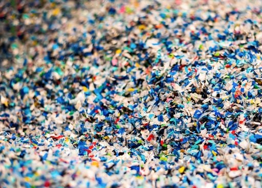 Ricercatori di Waterloo trasformano rifiuti di plastica in aceto utilizzando la luce solare